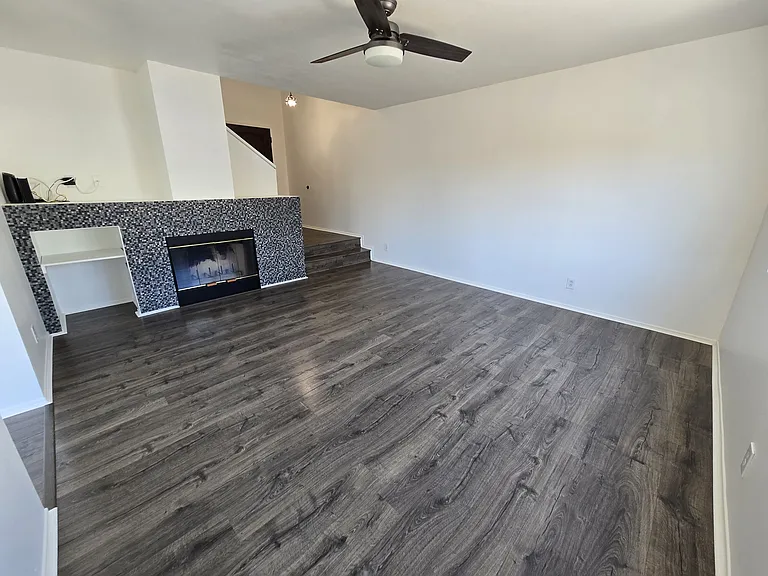 901 Acorn Ln — Photo 3
