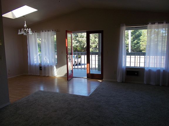 4th image of 129 Polaris Ave SW