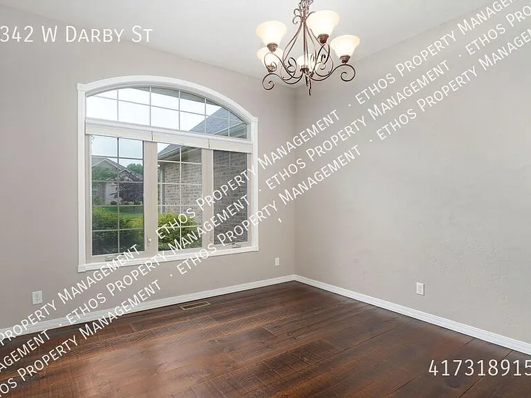 2342 W Darby St — Photo 10