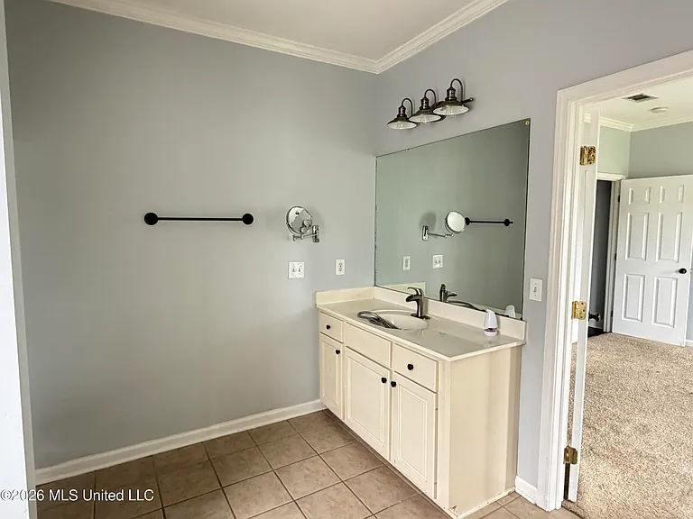 716 Hartwood Cv — Photo 9