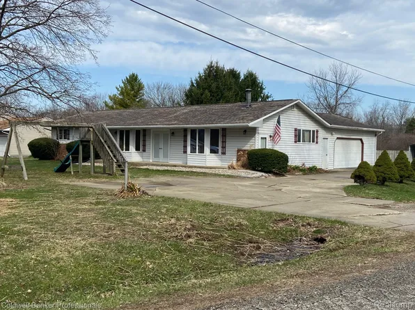 3886 Poit Dr, Lapeer, MI 48446