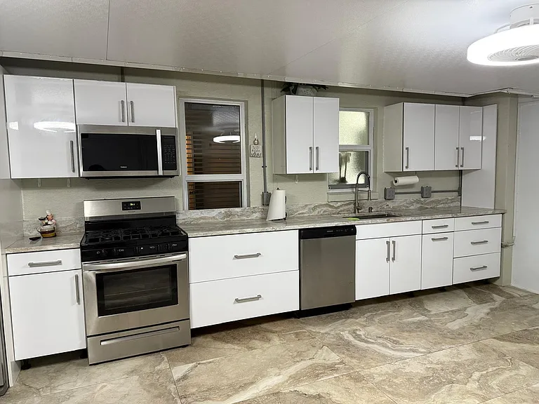 1077 Fernlea Dr — Photo 2