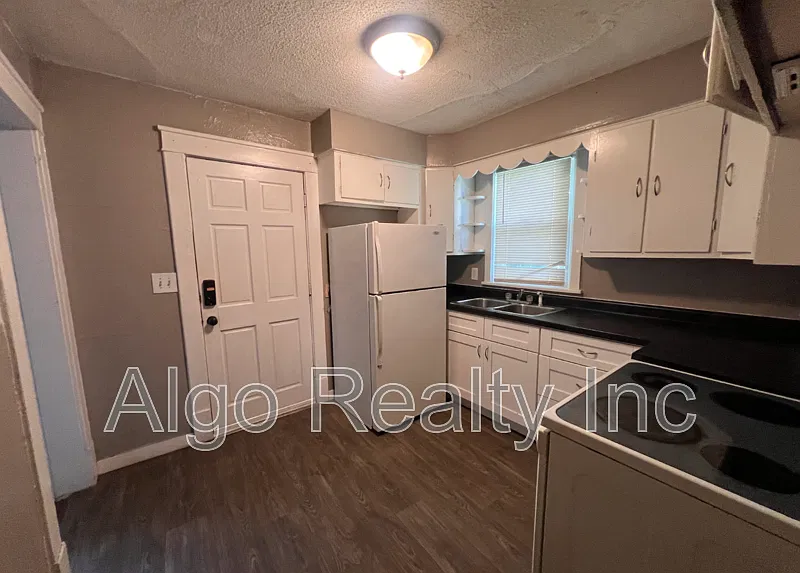 4 bed, 1.0 bath, 1147 sqft, $2,495 — Photo 1