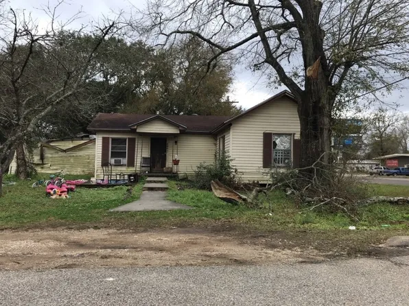 565 S 9th St, Silsbee, TX 77656
