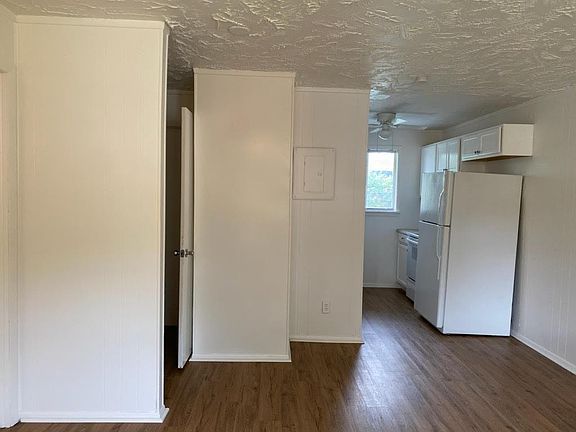 3rd image of 3213 Jeffcott St #3