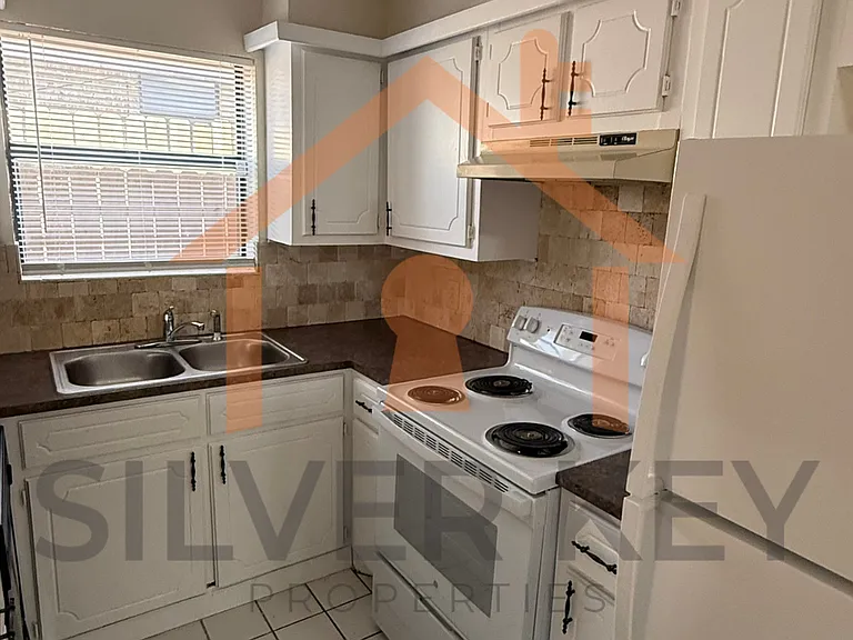 933 SW 60th St — Photo 7