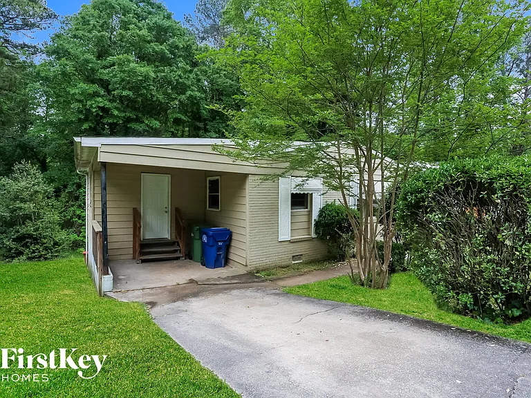 727 Alfred Rd NW — Photo 1