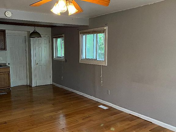 4th image of 281 Fairfax St