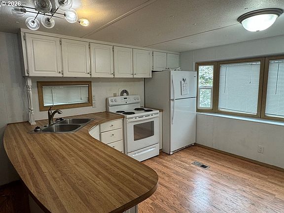 4th image of 1600 Rhododendron Dr Space 293