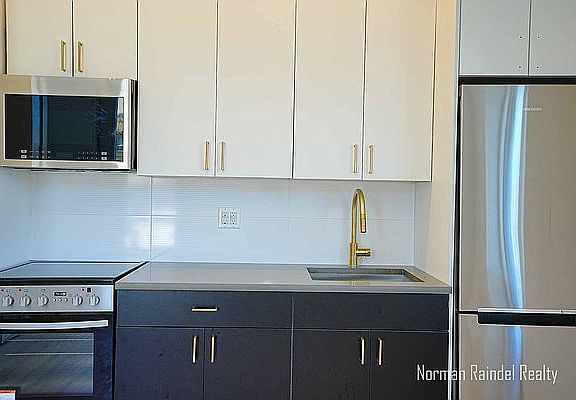 5th image of 22 E 212th St