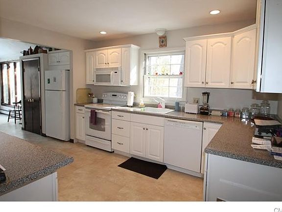 4th image of 42 Poplar Dr