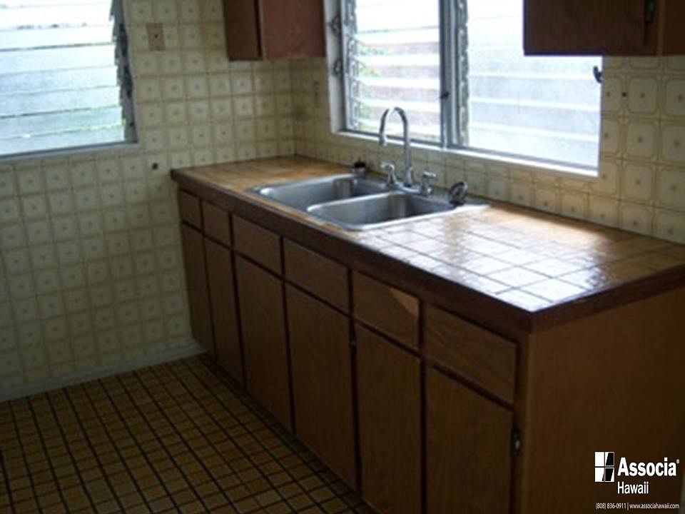 2nd image of 1043 Long Ln