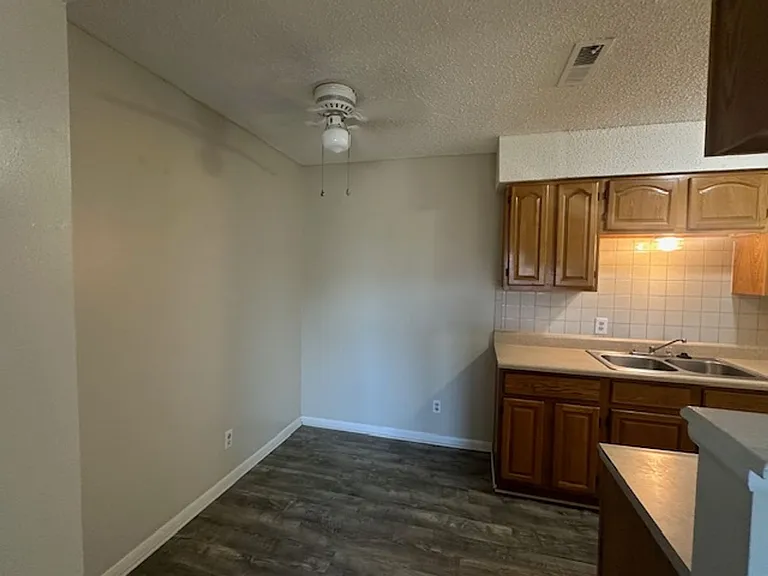 2250 S Oliver Ave — Photo 39