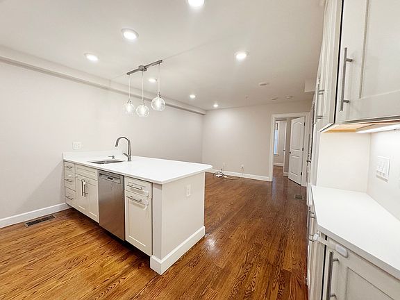 2nd image of 274-276 Sumner St #276-1