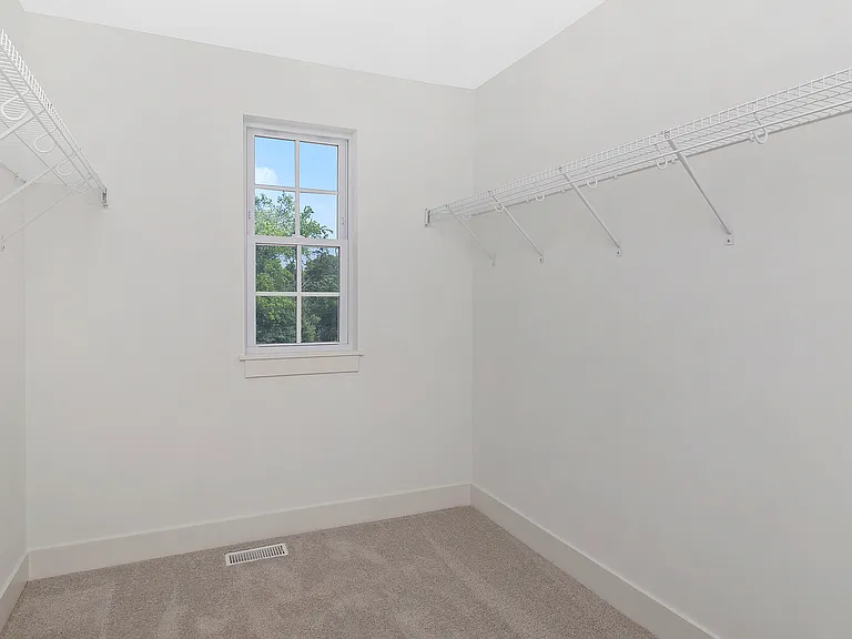 724 Derby Ln — Photo 17