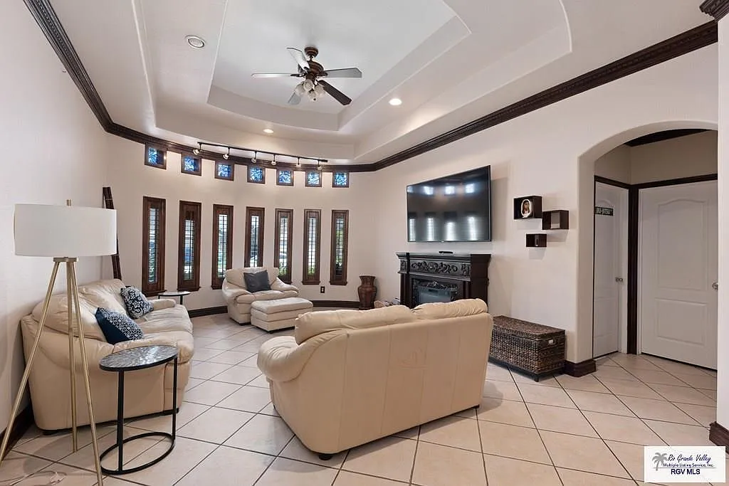 3 bed, 2.5 bath, 2163 sqft, $3,200 — Photo 3