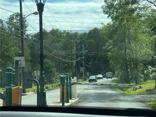 289 Paxinos Dr, Pocono Lake, PA 18347