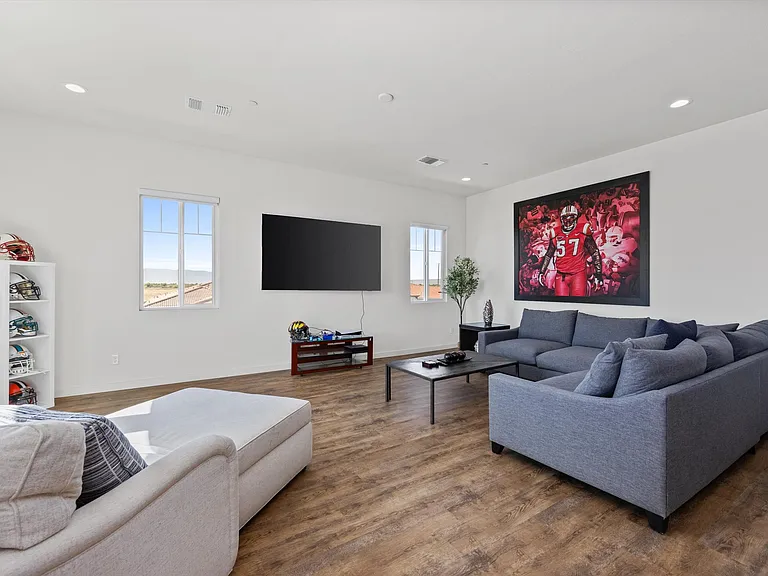 815 Gilsum Ct — Photo 32