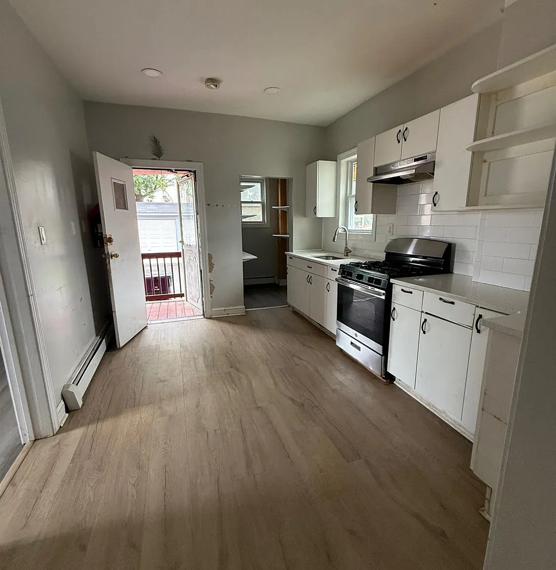 3 bed, 1.0 bath, 2272 sqft, $3,000 — Photo 4