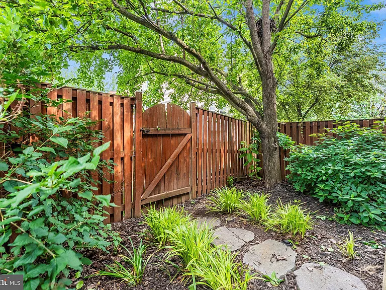 7115 Oberlin Cir — Photo 40
