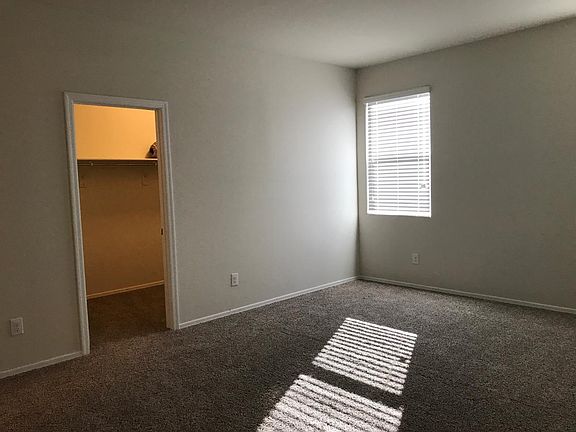 5th image of 2833 W Huntington Dr