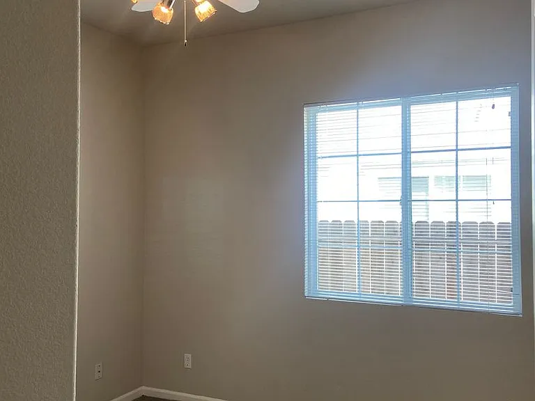 1030 Thompson Cir — Photo 15