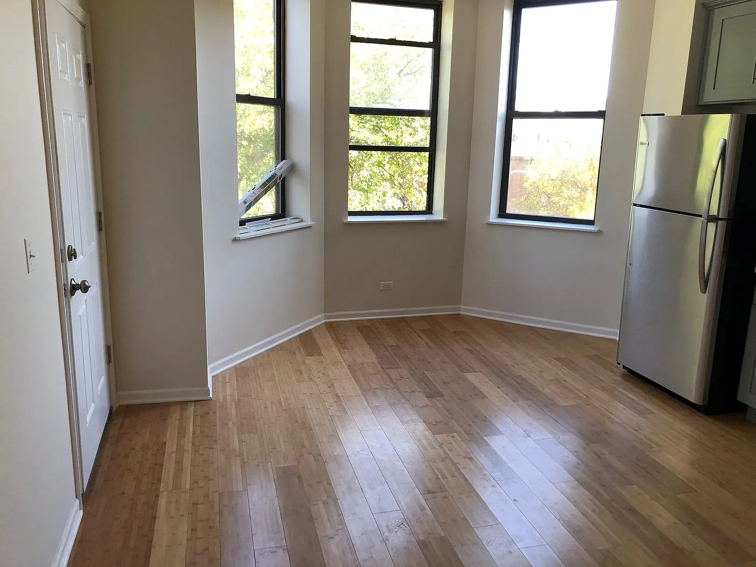 4 bed, 1300 sqft, $775 — Photo 2