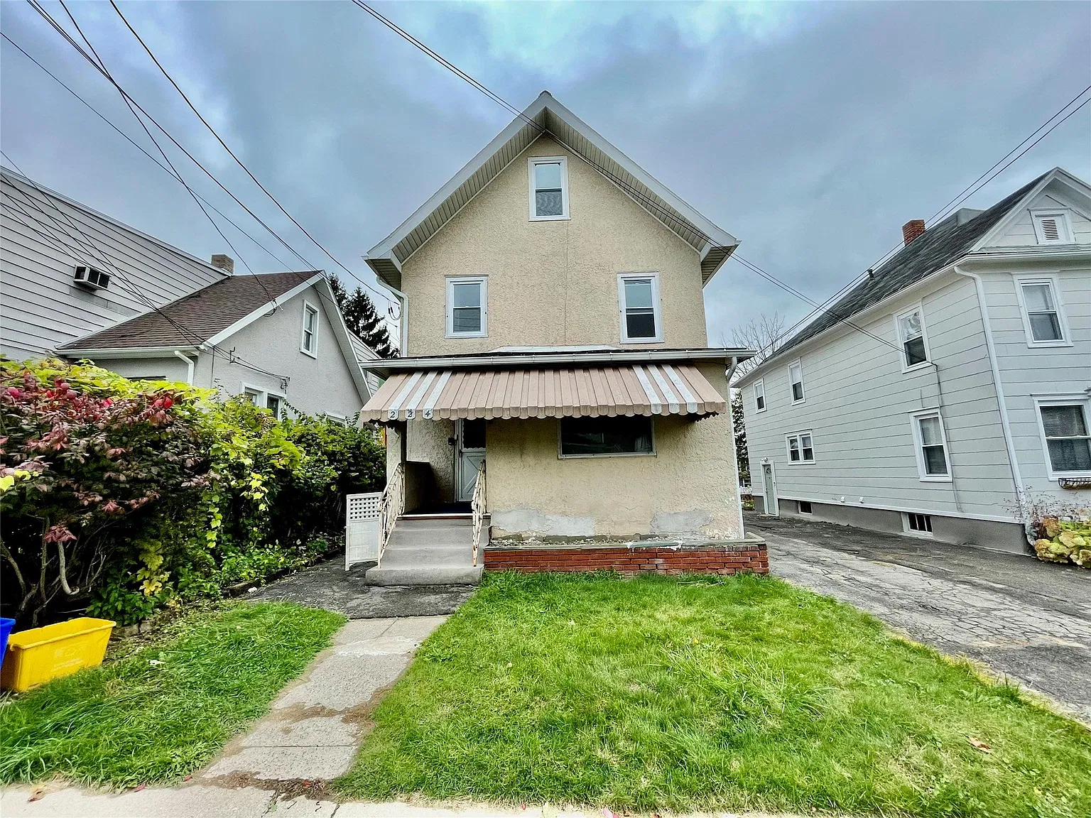 3 bed, 1.0 bath, 1165 sqft, $1,650 — Photo 1