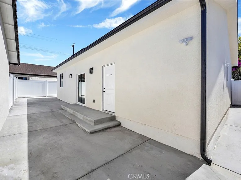 22538 Roscoe Blvd — Photo 2