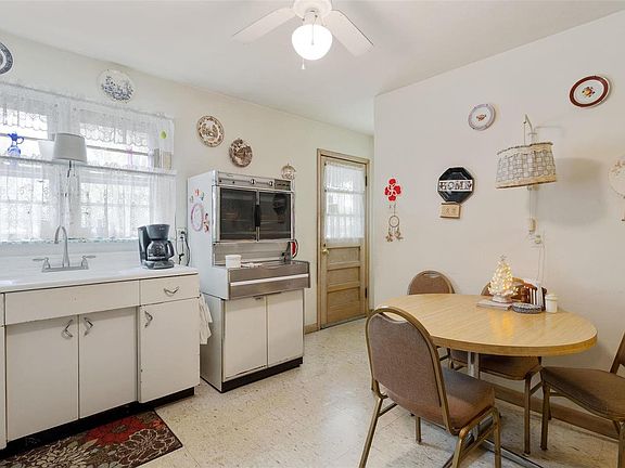 5th image of 9452 Romaine Ave