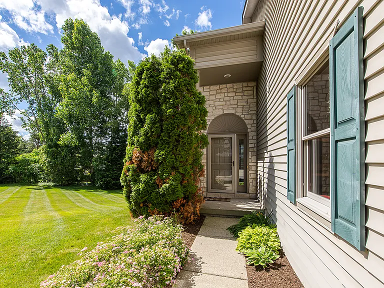 300 Stratford Ln #300 — Photo 58