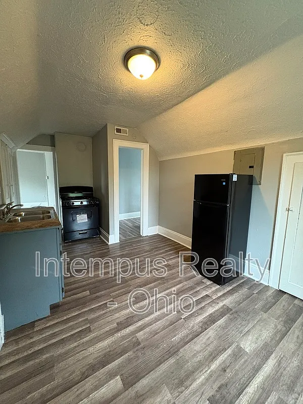 2 bed, 1.0 bath, $697 — Photo 3