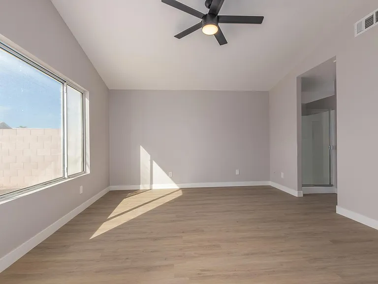 8635 W Paradise Ln — Photo 16