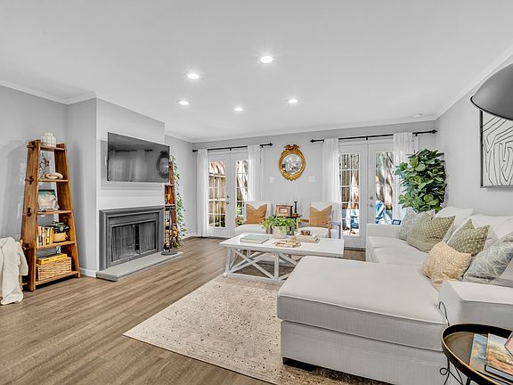 3rd image of 4017 Buena Vista St Unit 110