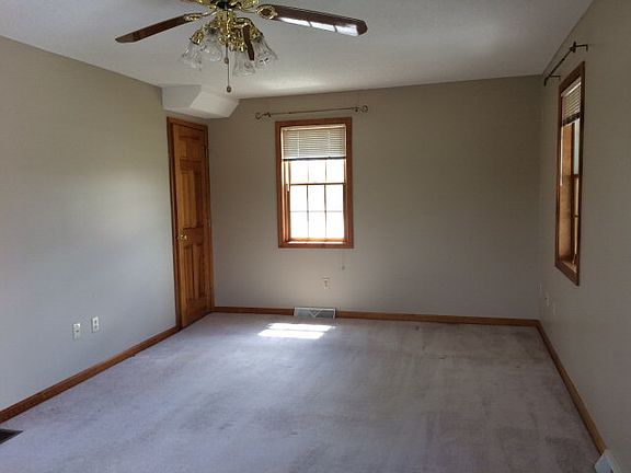 5th image of 736 Davis St