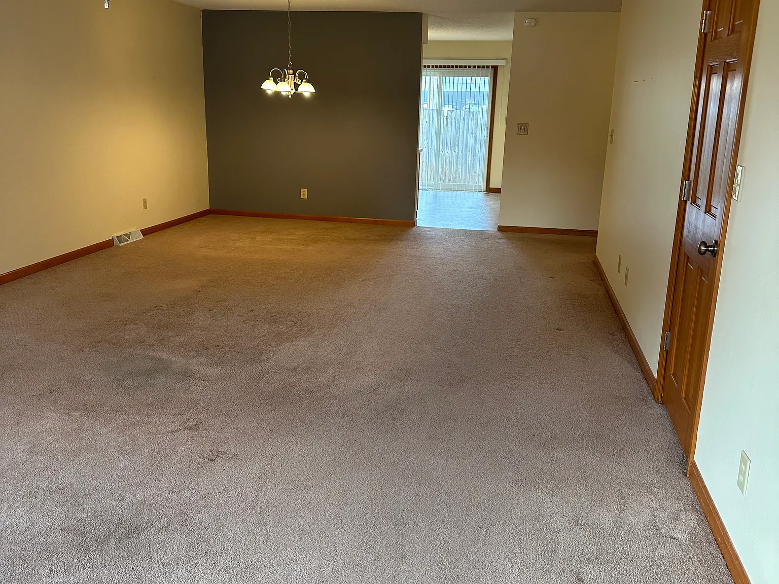 2 bed, 1400 sqft, $1,900 — Photo 2