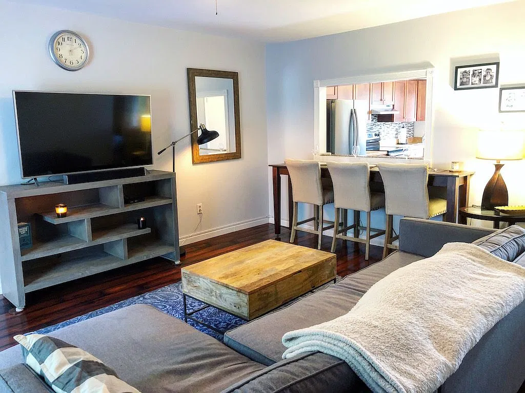 1 bed, 1.0 bath, 990 sqft, $1,975 — Photo 2