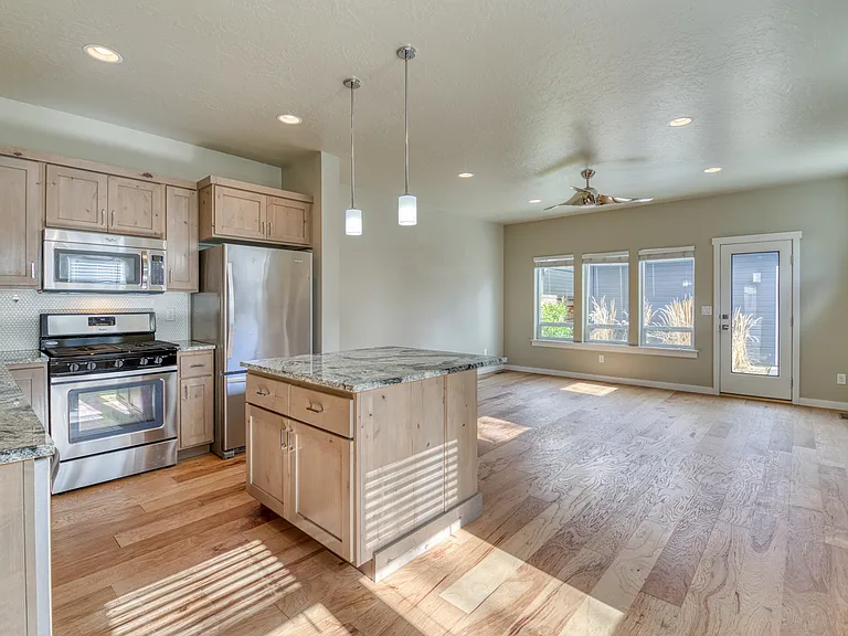 1818 S Grant Ave — Photo 13