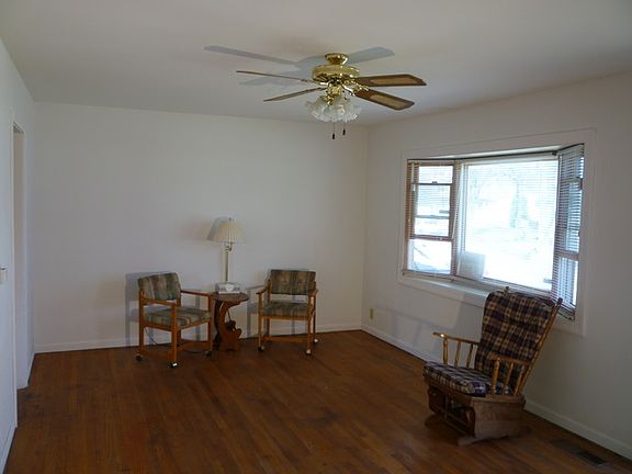 3rd image of 821 Pearson Dr