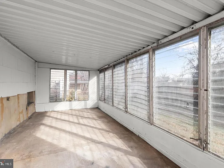 517 Winters Ln — Photo 35