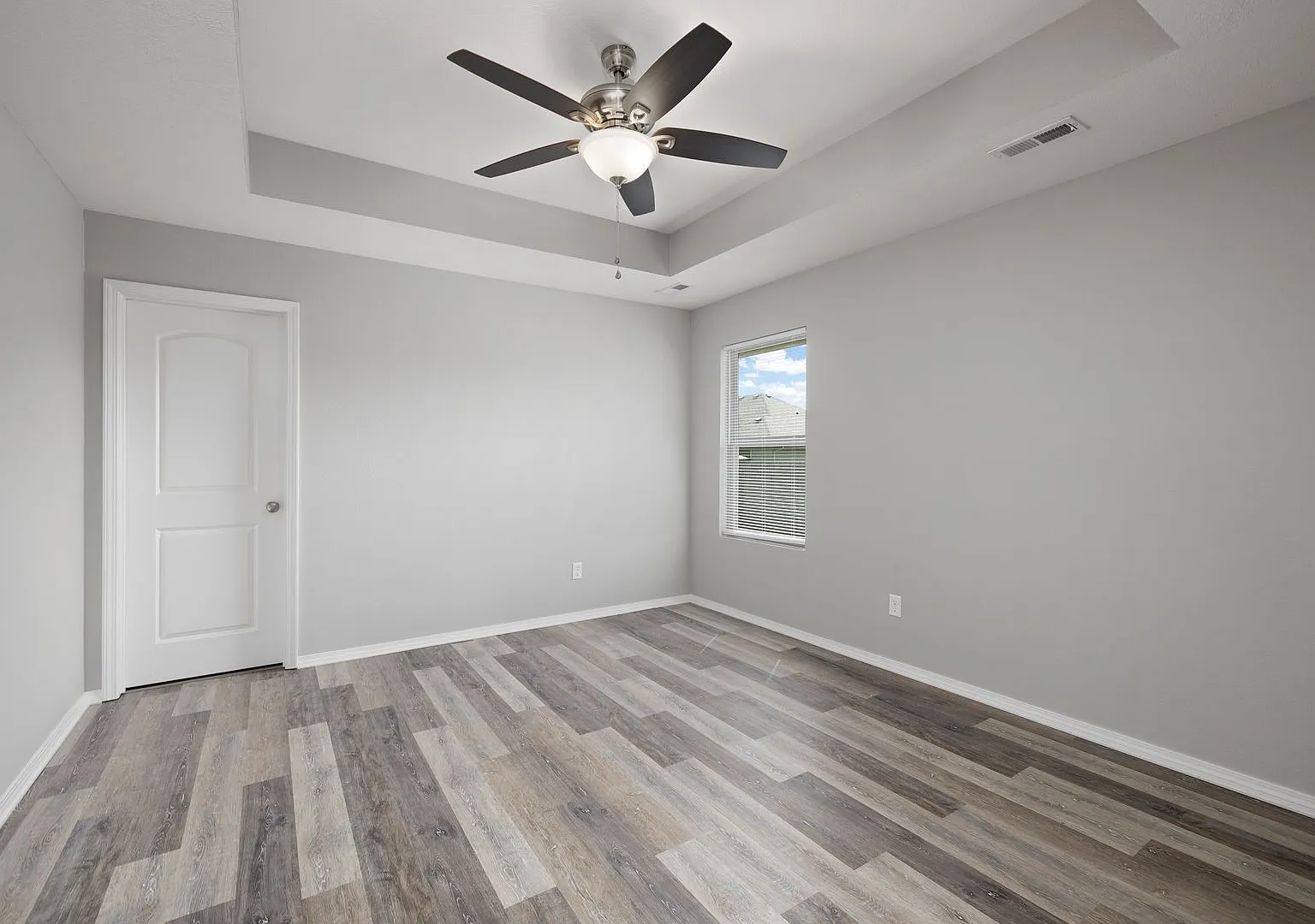 3 bedroom home in Monte Cristo neighborhood with fenced in yard — Photo 2