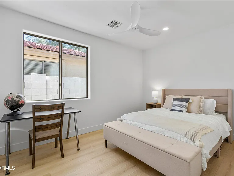 1084 E Susan Ln — Photo 16