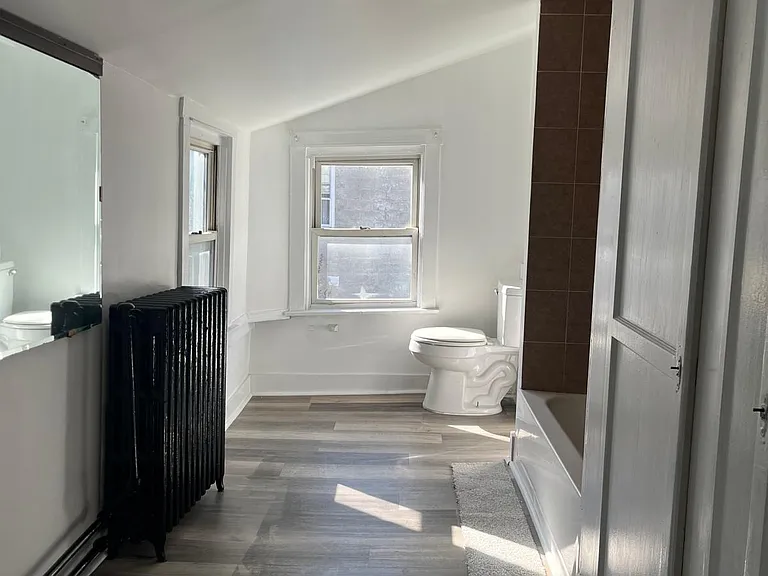 1102 Franklin St — Photo 11