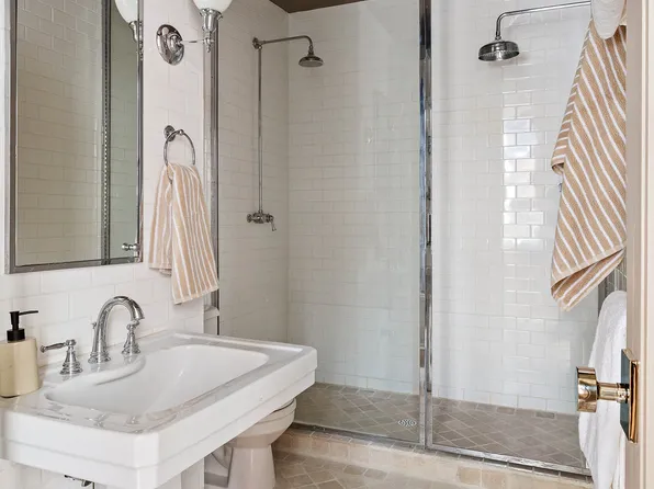 260 West Broadway image 18 of 27