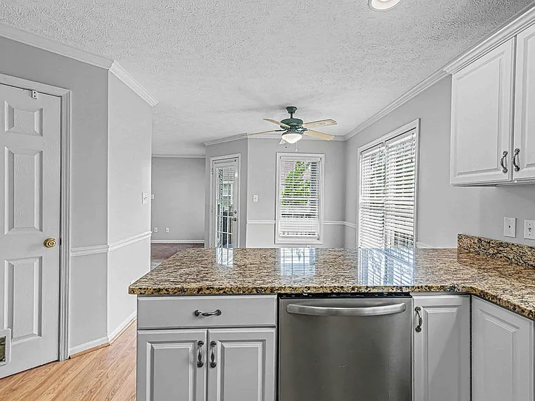 209 Lansing Ct — Photo 15