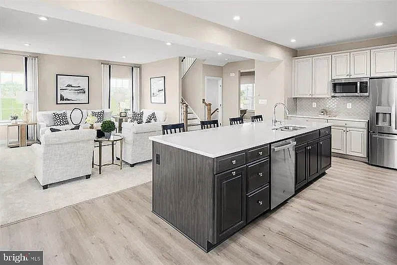 5 bed, 3.5 bath, 2400 sqft, $3,995 — Photo 4