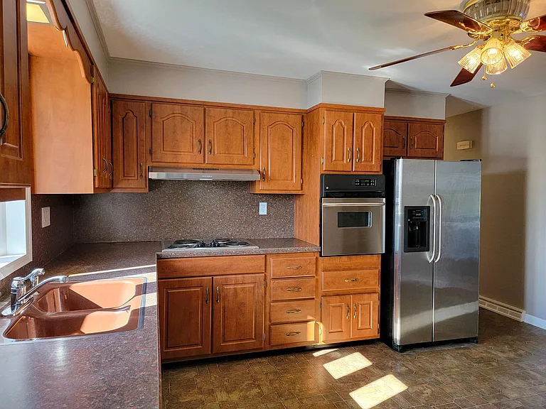1523 Hollywood Ave — Photo 3