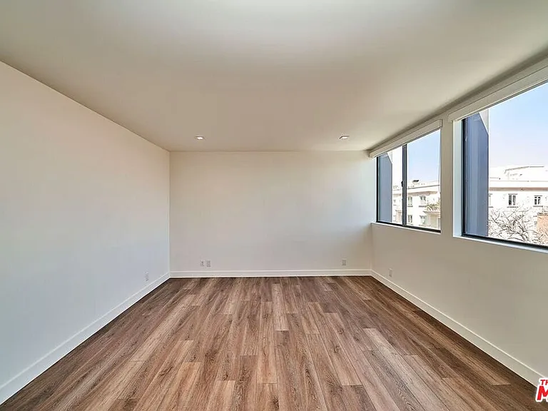 145 S Maple Dr #401 — Photo 24