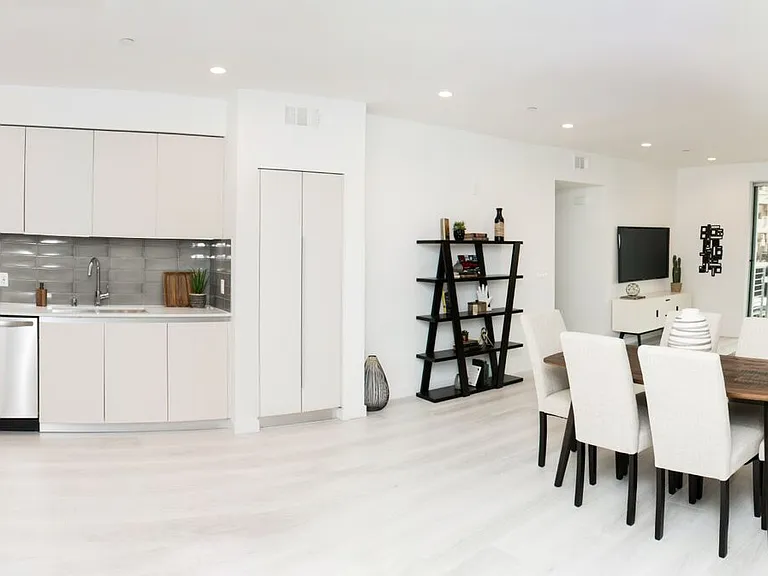 625 S Barrington Ave — Photo 5