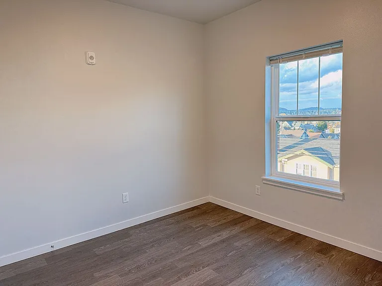 600 E Maple St — Photo 35